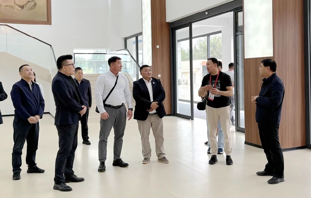 蒙古国戈壁阿尔泰省省长钦巴特到甘肃传祁甘味乳业考察交流