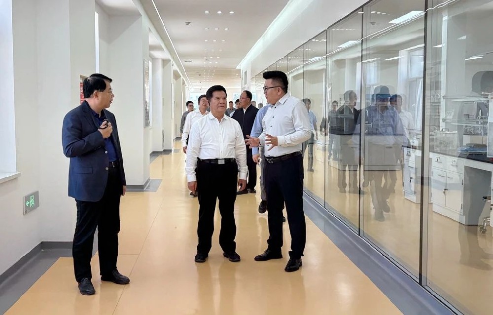 全国人大农业与农村委员会副主任委员李纪恒到甘肃传祁甘味乳业调研