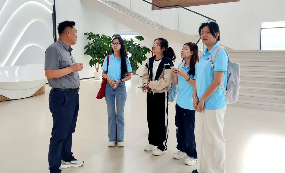 兰州大学新闻与传播学院师生到甘肃传祁甘味乳业交流学习