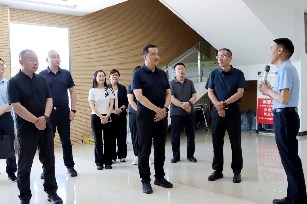 人社部调解仲裁司副司长王志强一行到前进集团调研