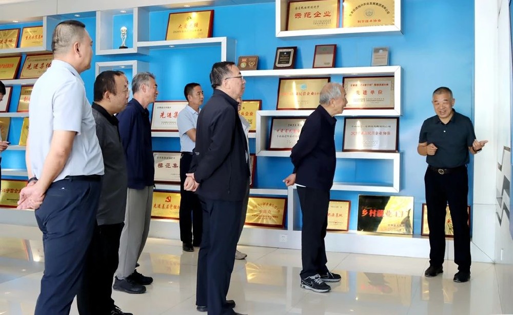 省政协原主席杨振杰到甘肃前进集团考察