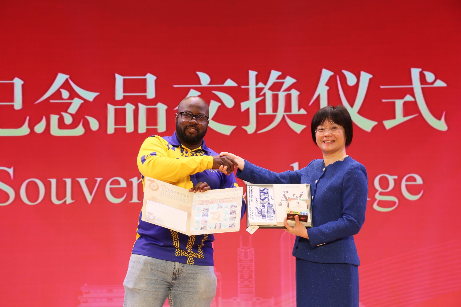 纪念品交换.JPG